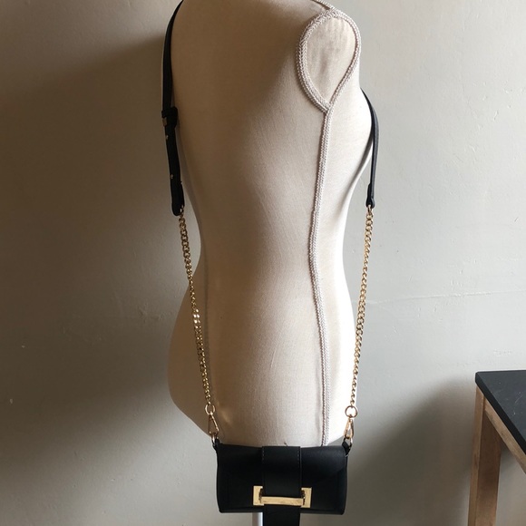 Lulus Handbags - Black & Gold Crossbody Bag